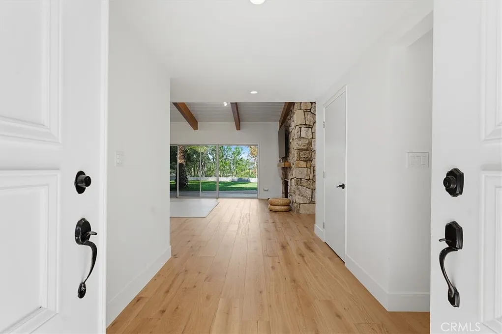 3 bed, 2.5 bath, 2251 sqft, $6,500 — Photo 3
