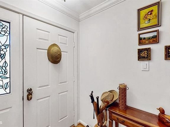 5th image of 93 Laurel Cir