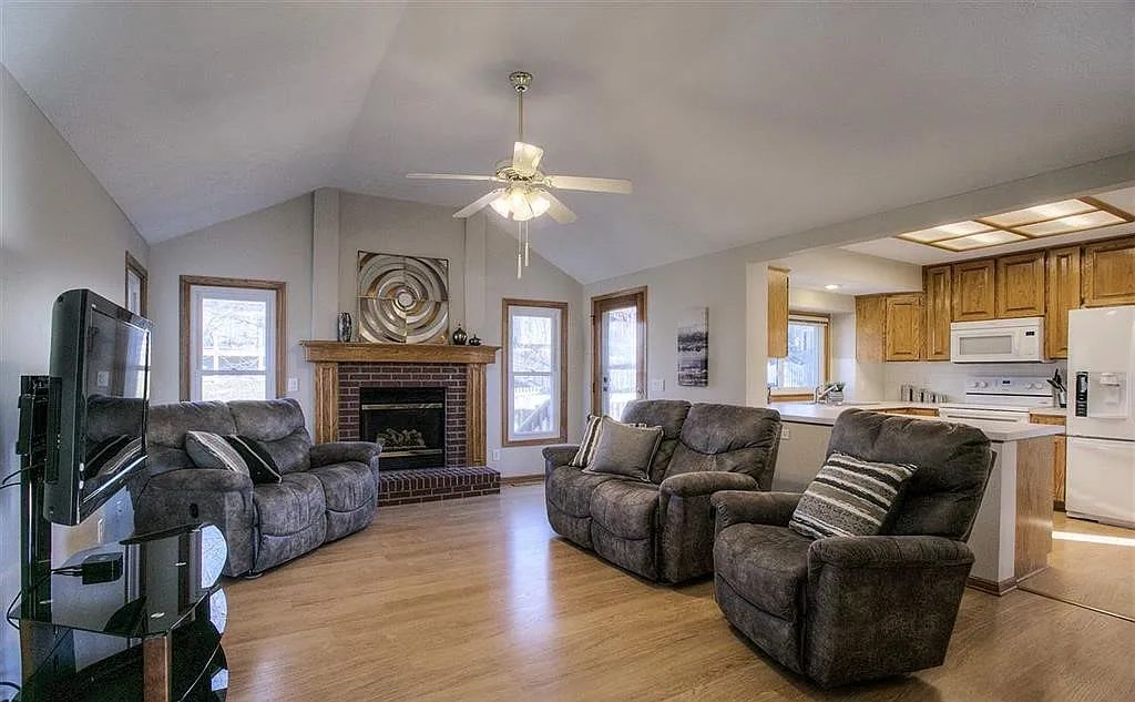 4 bed, 2292 sqft, $2,400 — Photo 2