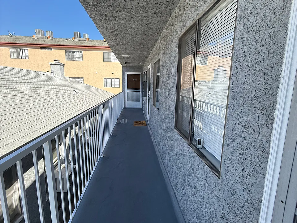 1404 W Victory Blvd #C