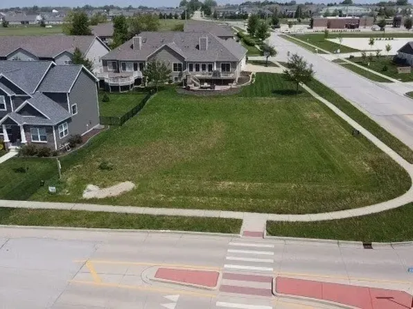 1205 Churchill Rd #610, Mahomet, IL 61853