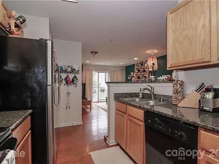547 Donatello Ave — Photo 29