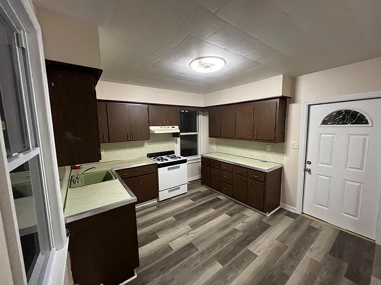 (Kitchen 3/4) Island space comes with 7 additional drawers and 4 sets of shelving space.