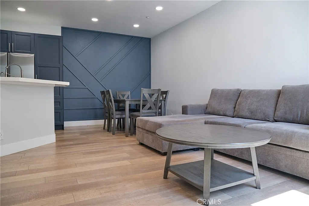 1 bed, 1.5 bath, 890 sqft, $3,400 — Photo 3
