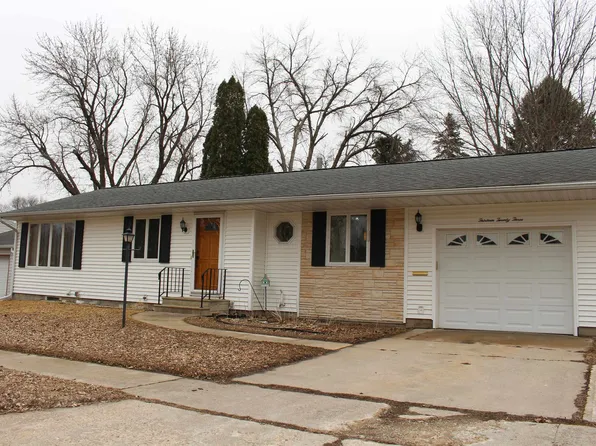 1323 Maple St, Sac City, IA 50583