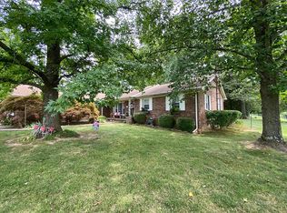 405 Woodlake Rd, Eldorado, IL 62930