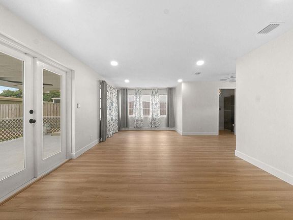 4th image of 5720 Parke Ave #0
