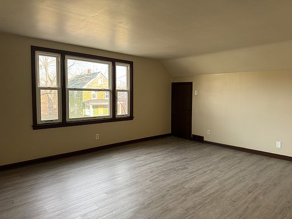 4th image of 1303 Linwood Ave Unit 2
