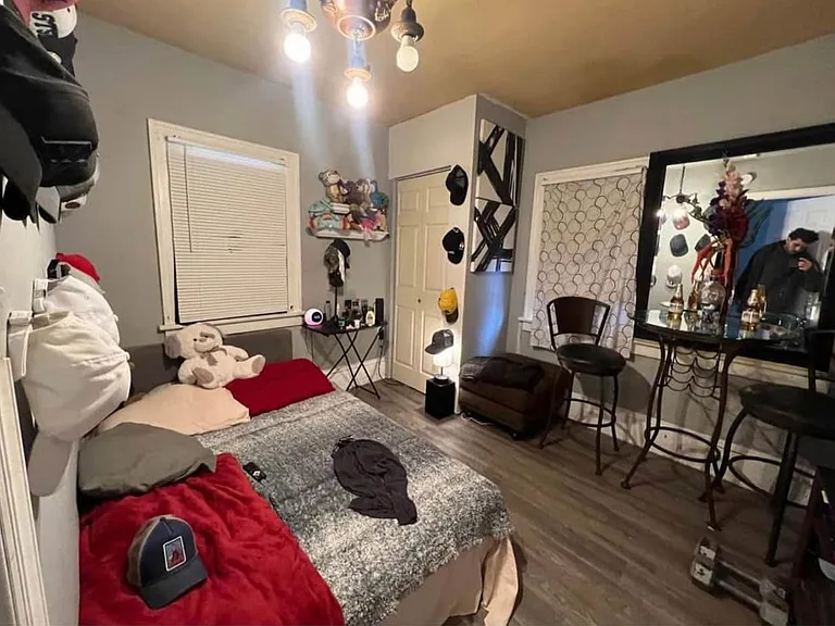 1090 Loeb St — Photo 3