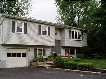 1st image of 11 Ashwood Ln