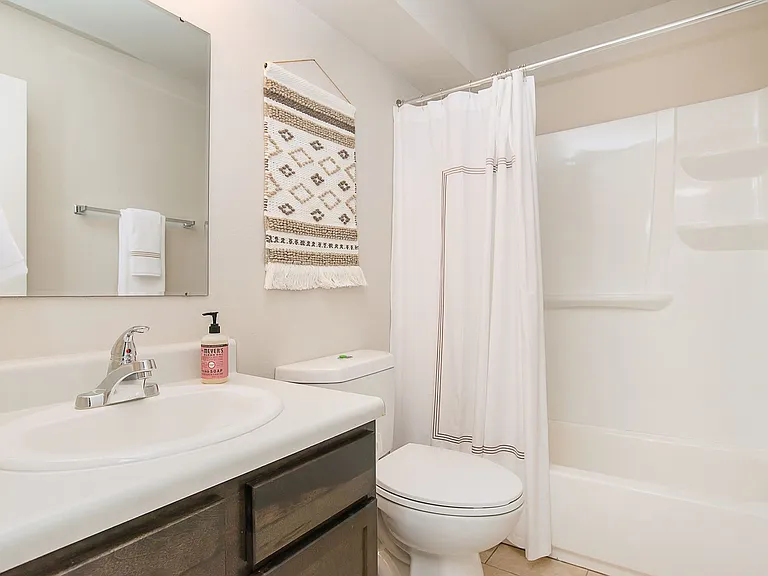 University Crossing Apartments and Townhomes — Photo 4