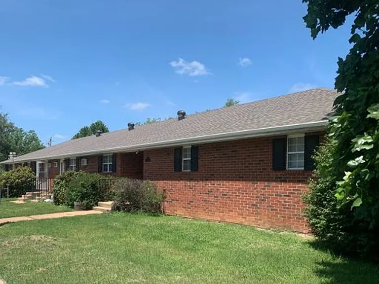321 W Walnut St — Photo 1