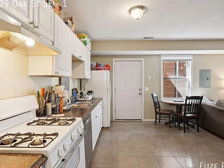 629 Oak St SE #1 — Photo 3