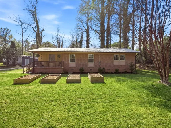 705 Sherwood Dr, Seneca, SC 29678