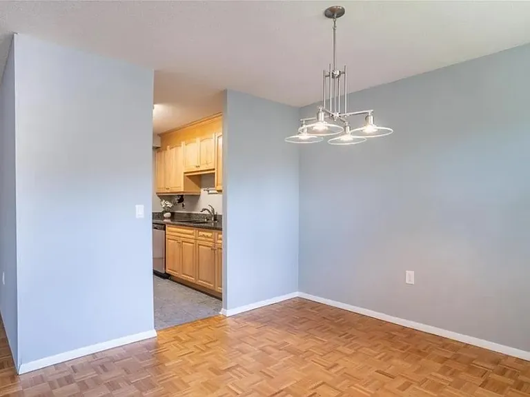 887 Farmington Ave #1E — Photo 6