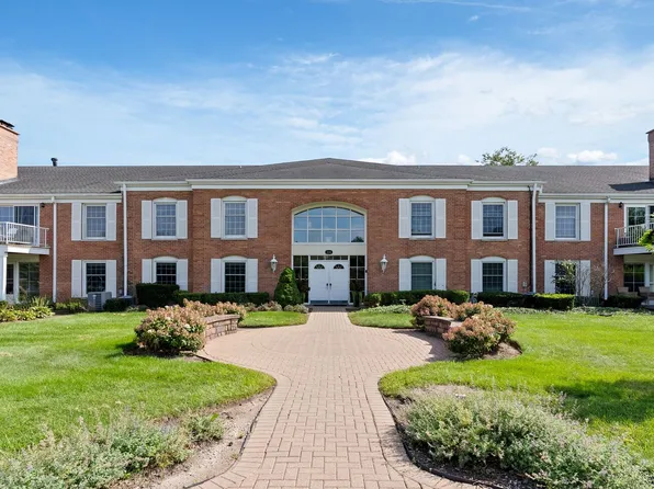 124 Carriage Way Dr APT 209B, Burr Ridge, IL 60527