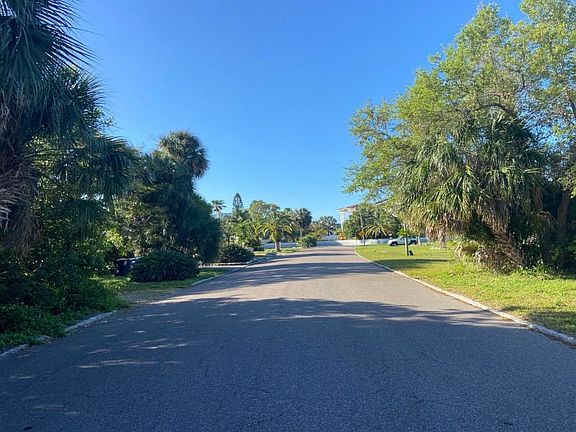 3rd image of 636 Sunset Dr S