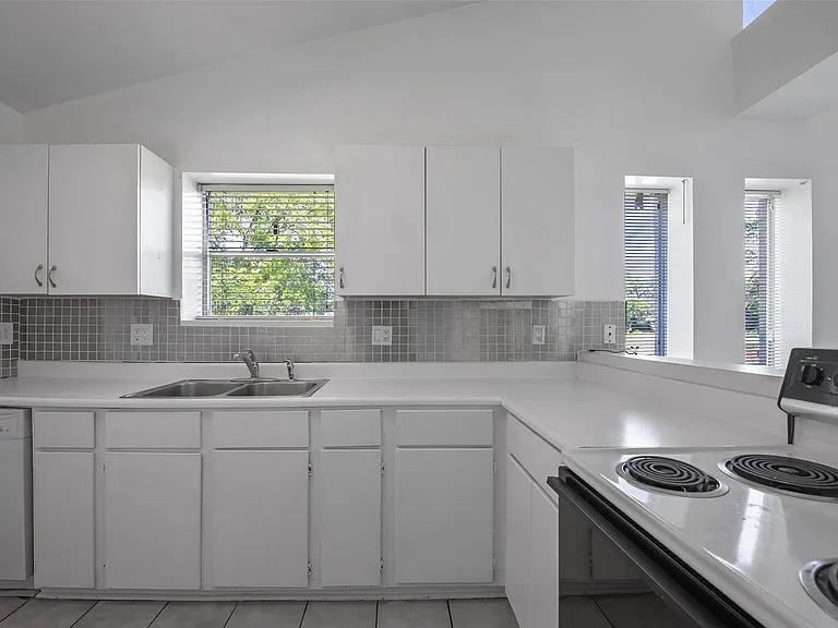 1208 Weyer St — Photo 6