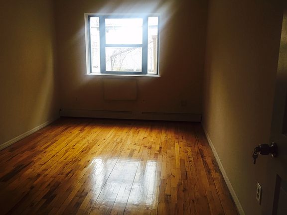 5th image of 2711 Newtown Ave #1