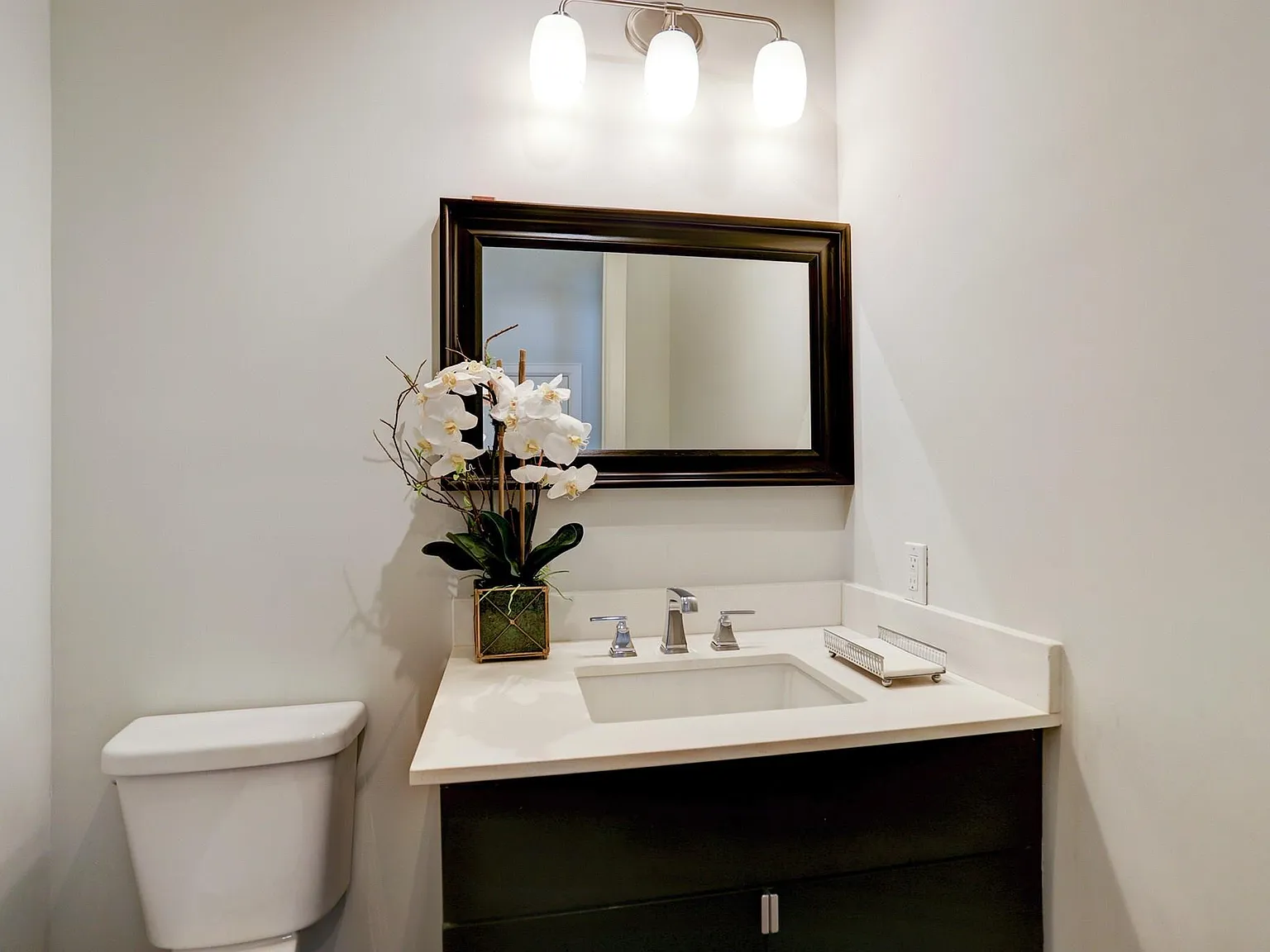 4 bed, 4.5 bath, 4000 sqft, $7,500 — Photo 4
