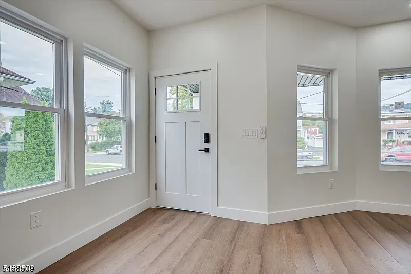 3 bed, 2.0 bath, $3,850 — Photo 3