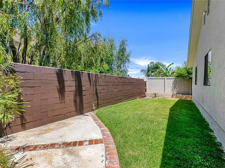 221 Acacia Ln — Photo 33