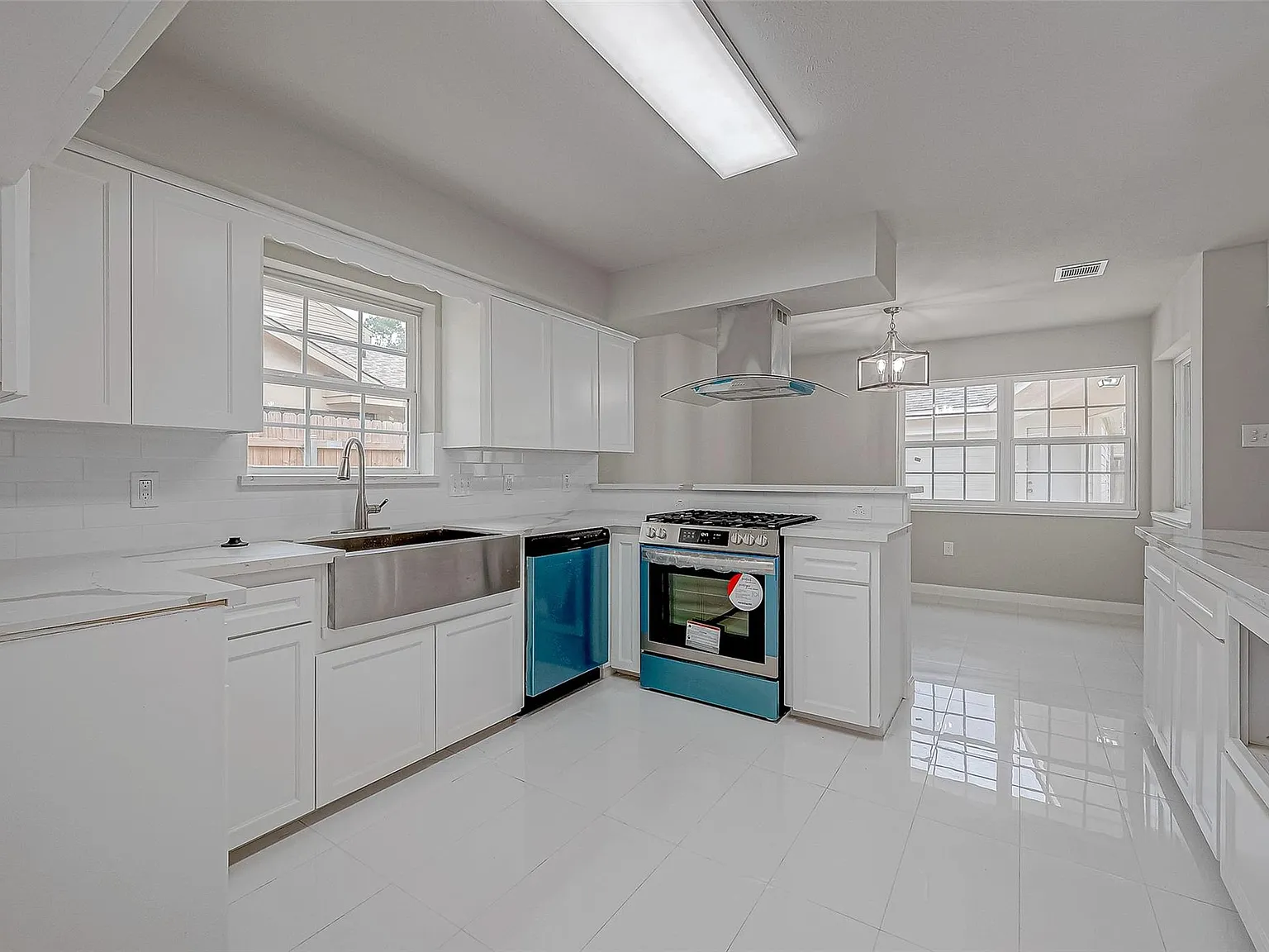 4 bed, 2.0 bath, 2383 sqft, $3,500 — Photo 3