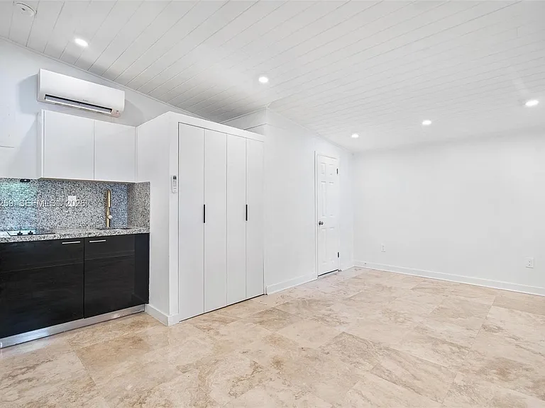 7810 Beachview Dr — Photo 46