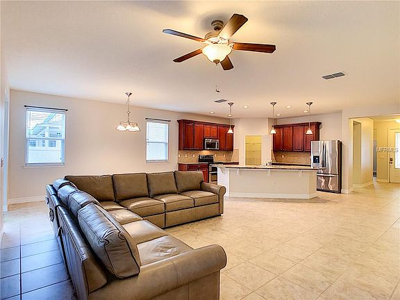 5th image of 11425 Chateaubriand Ave