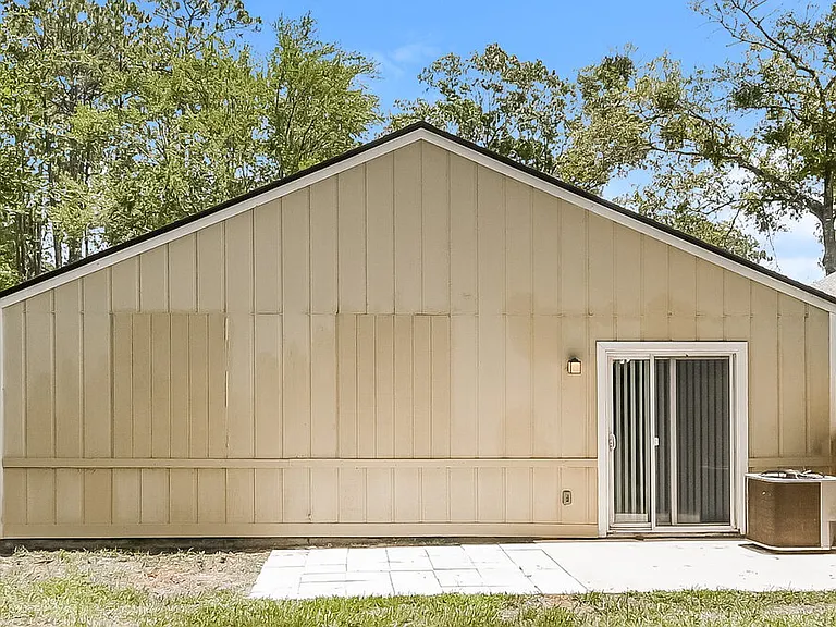 1834 Manitoba Ct N — Photo 16