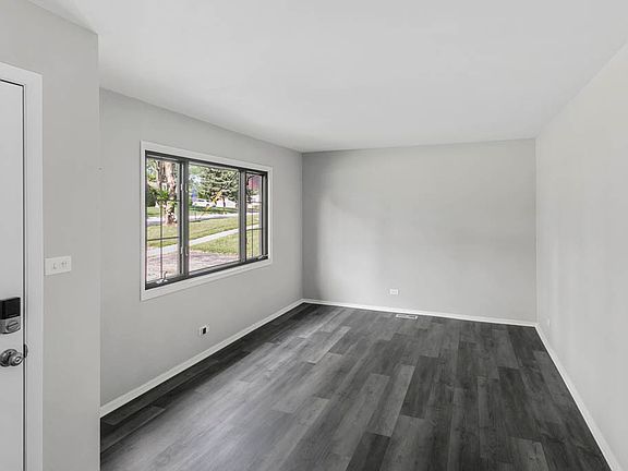 3rd image of 549 E Fullerton Ave