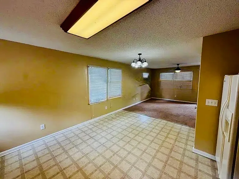214 W Barbee St — Photo 3