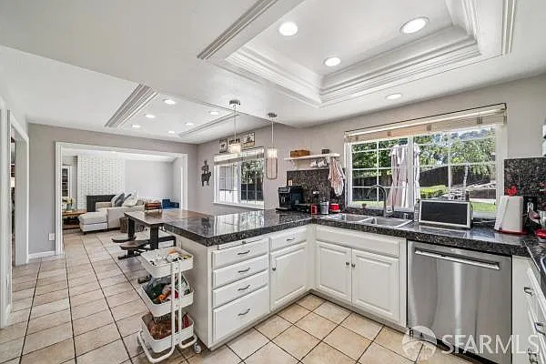 4 bed, 3.0 bath, 2479 sqft, $5,100 — Photo 4