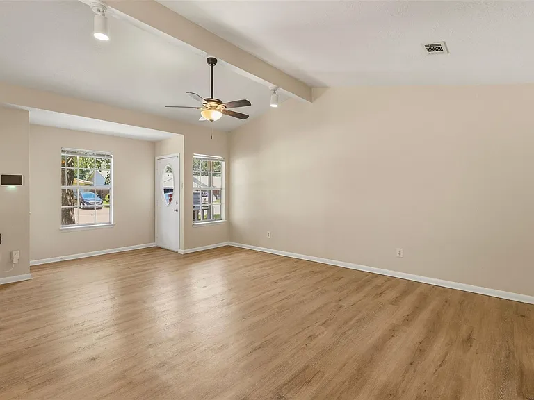 1712 Hazelwood St — Photo 6