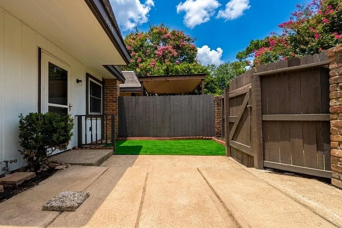 2 bed, 1.5 bath, 1168 sqft, $1,450 — Photo 2