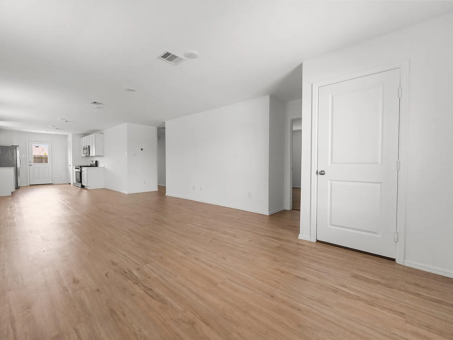 3 bed, 2.0 bath, 1230 sqft, $1,795 — Photo 2
