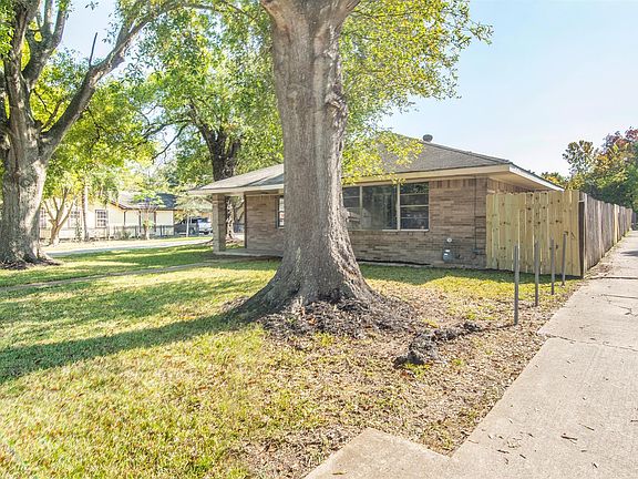 3rd image of 301 W Houston Ave