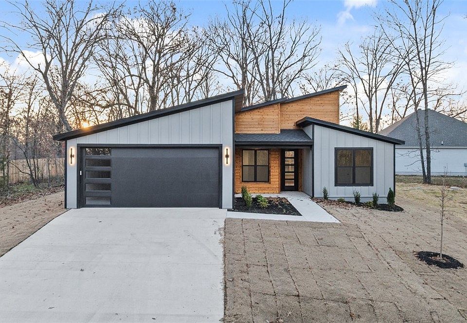 1st image of 3 Stoneleigh Ln