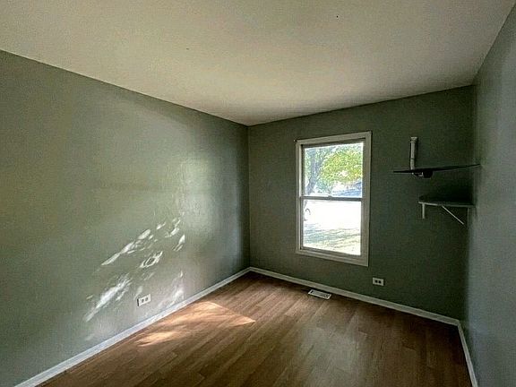 3rd image of 428 Singapore Ln