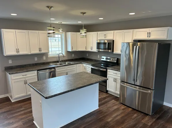2008 Nelson Dr, Thief River Falls, MN 56701
