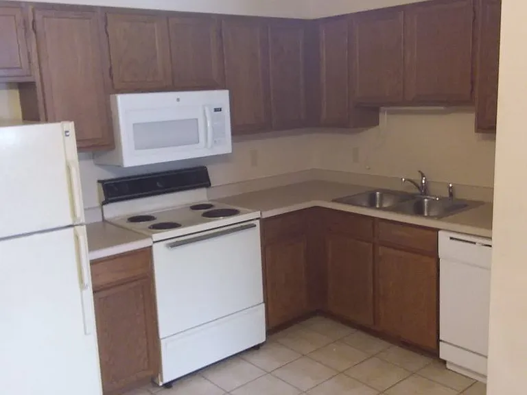 104 Westside Dr — Photo 2