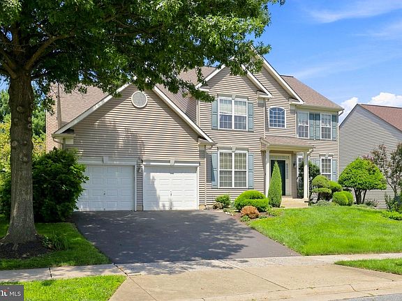 3rd image of 4802 Clarendon Dr