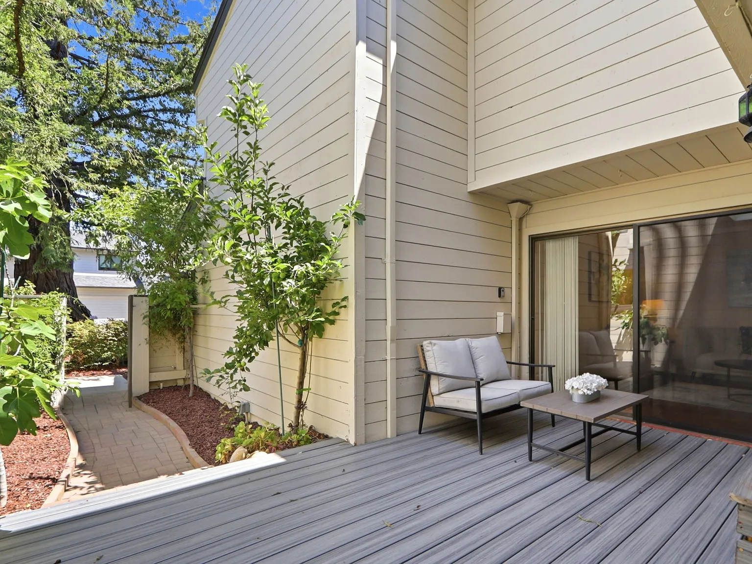 4 bed, 2.5 bath, 2302 sqft, $6,800 — Photo 3