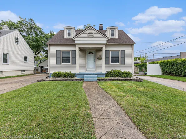 30 Charlevoix St, Clawson, MI 48017