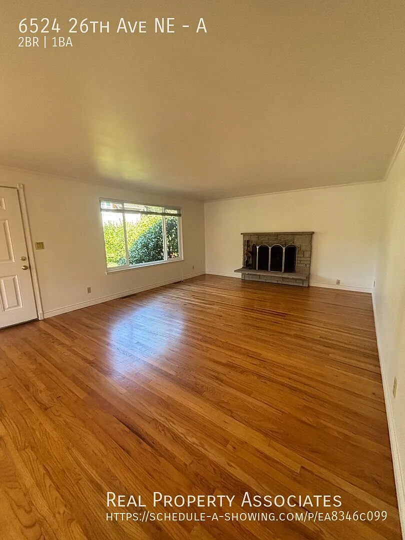Bright Ravenna Duplex: Top-Floor, In-Unit Laundry & shared storage — Photo 4