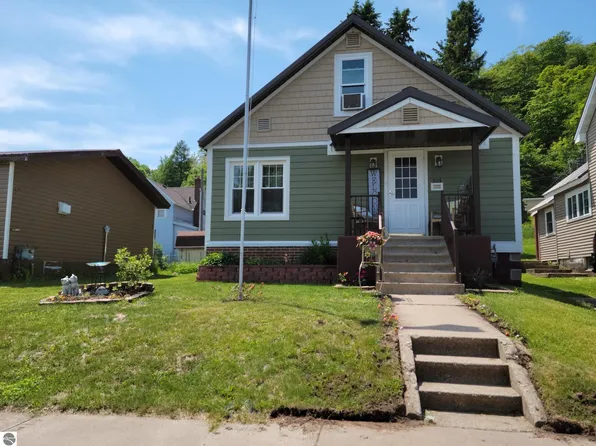 303 W Onota St, Munising, MI 49862