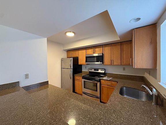 2nd image of 570-572 Franklin St #2