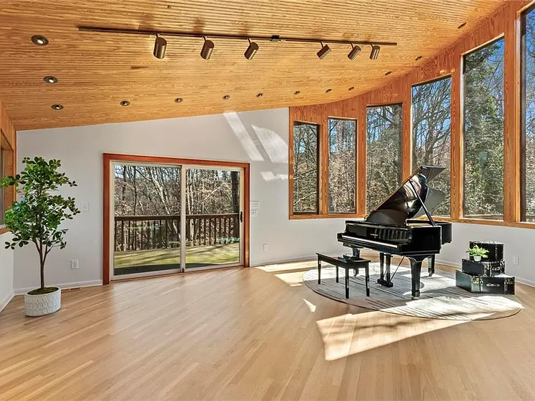 120 Laurel Dr NE — Photo 17