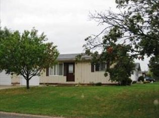 806 E McKinley St, Harvard, IL 60033