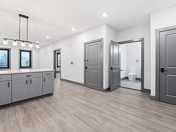 5th image of 531 32nd St #404